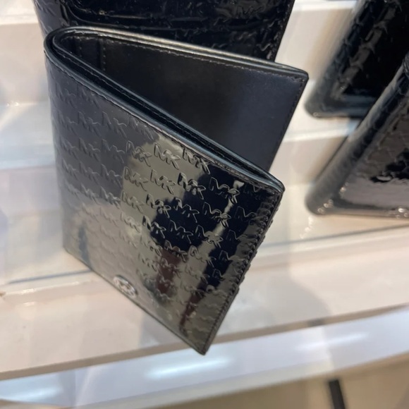 Michael Kors Jet Set Travel Md Signatu Patent Logo Debossed  Passport Case
Black - Picture 14 of 16